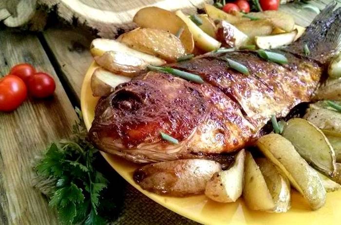 Як запекти сазана в духовці цілком у фользі головою, видаливши