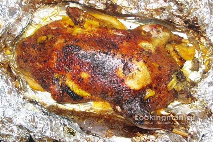 Фото качки з яблуками запеченої в духовці